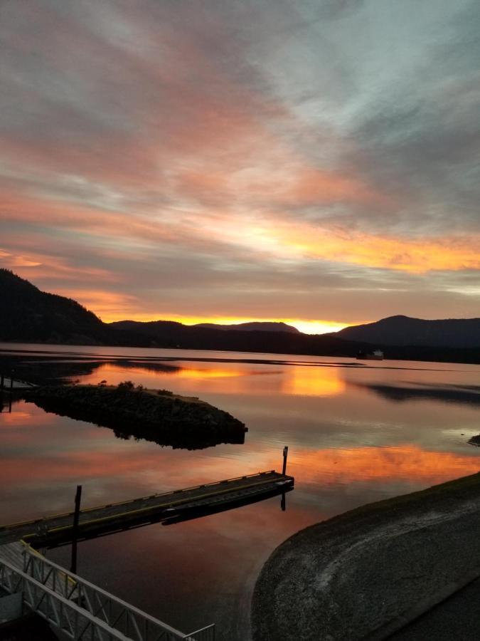 Oceanfront Suites At Cowichan Bay Exteriör bild